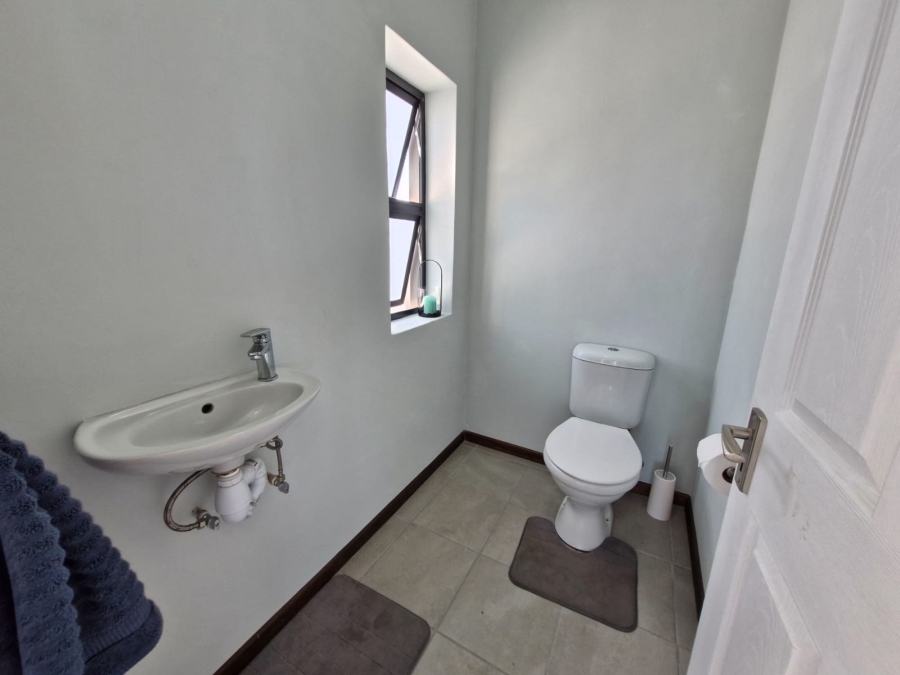 5 Bedroom Property for Sale in Stilbaai Oos Western Cape